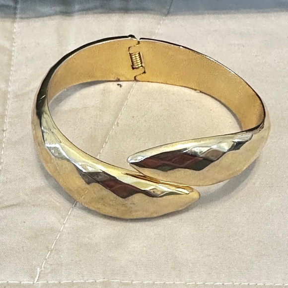 Gold Tone, Hinged Bangle Bracelet, Faceted Bypass Design. Vintage. - Picture 6 of 7